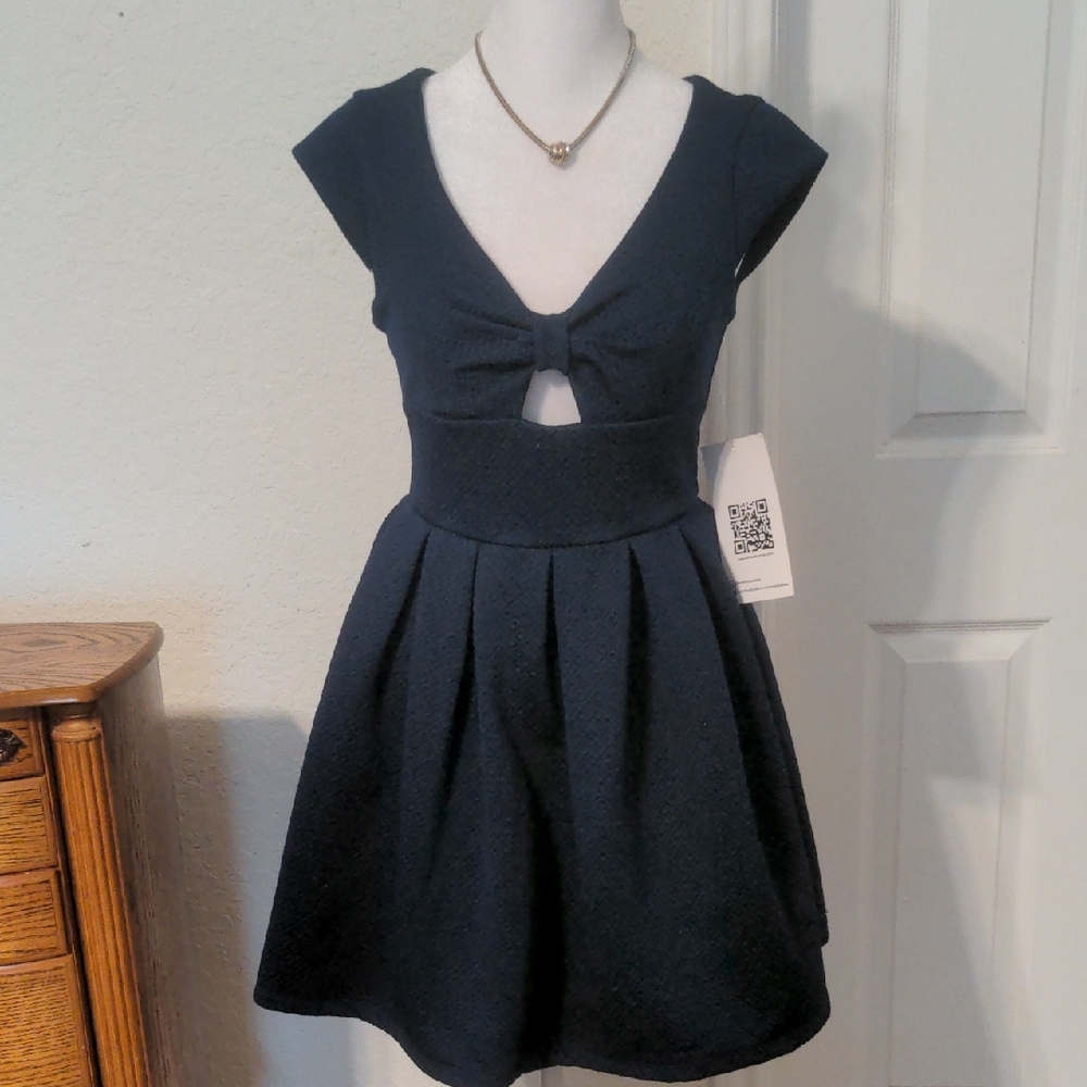 Emerald Sundae Junior Women Navy Blue Cap Sleeve Keyhole Front Dress. Size 1 NWT
